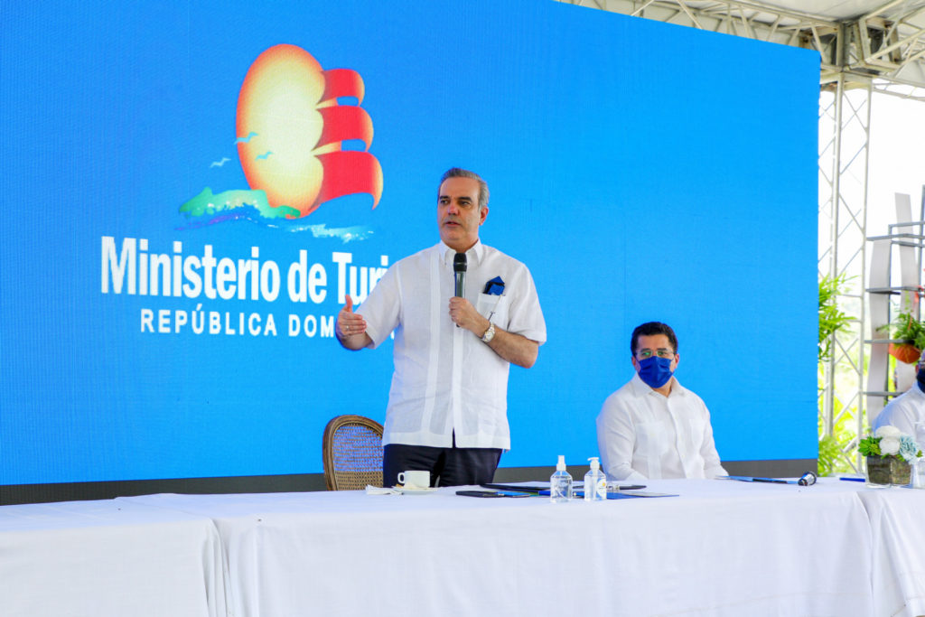 Presidente Luis Abinader entrega obras viales en Constanza y Jarabacoa