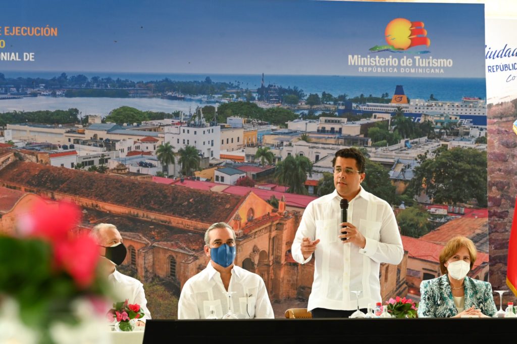 Ministro de Turismo, David Collado - Firma acuerdo interinstitucional ejecución Programa Integral Desarrollo Turístico Urbano Ciudad Colonial