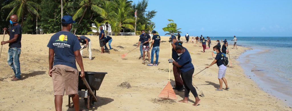 Dia Internacional de Limpieza de playa - Samaná, Republica Dominicana - CEIZTUR limpiar