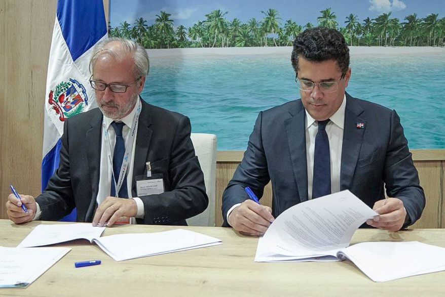 David Collado, Ministro de Turismo, firma acuerdo en Top Resa
