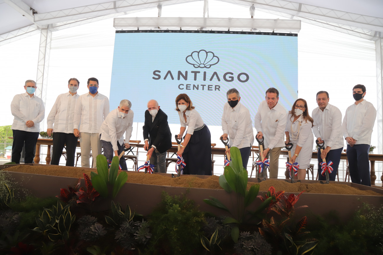 Vicepresidenta Raquel Peña da primer palazo del nuevo hotel Santiago Center