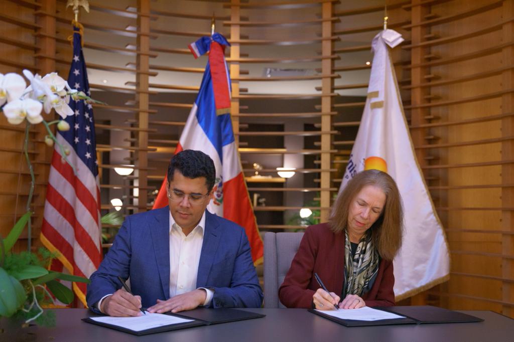 Firma acuerdo Laurel Van Horn y David Collado, ministro Turismo